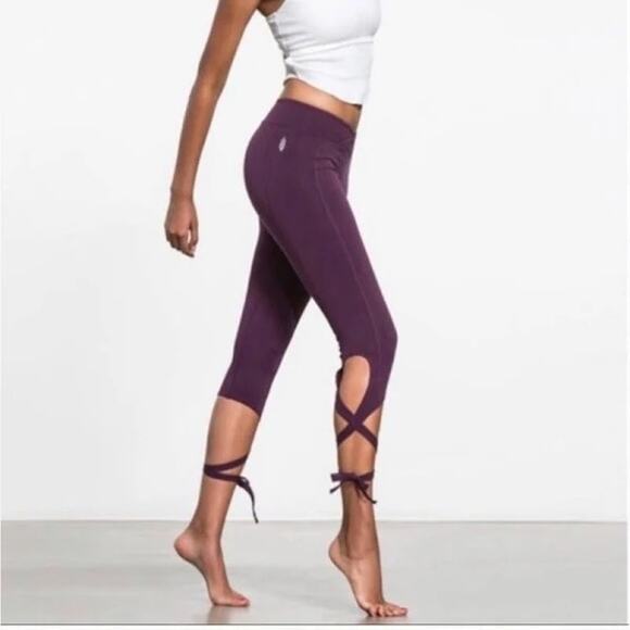 FP Movement Free People Turn Out Yoga Capris Leggings Tie Ballet Pants Medium - Picture 1 of 6